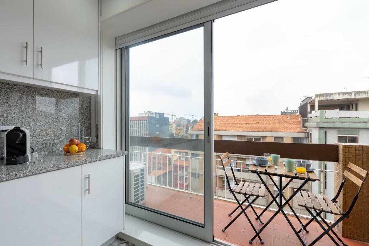 Trindade Sunny Downtown Apartment With Balcony & Ac Порто Екстериор снимка