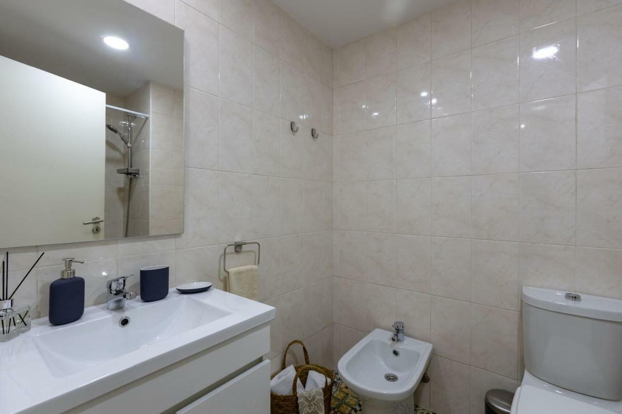 Trindade Sunny Downtown Apartment With Balcony & Ac Порто Екстериор снимка